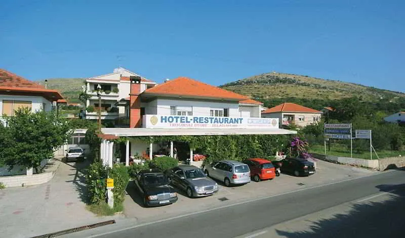 Hotel Trogirski Dvori 3*, تروغير